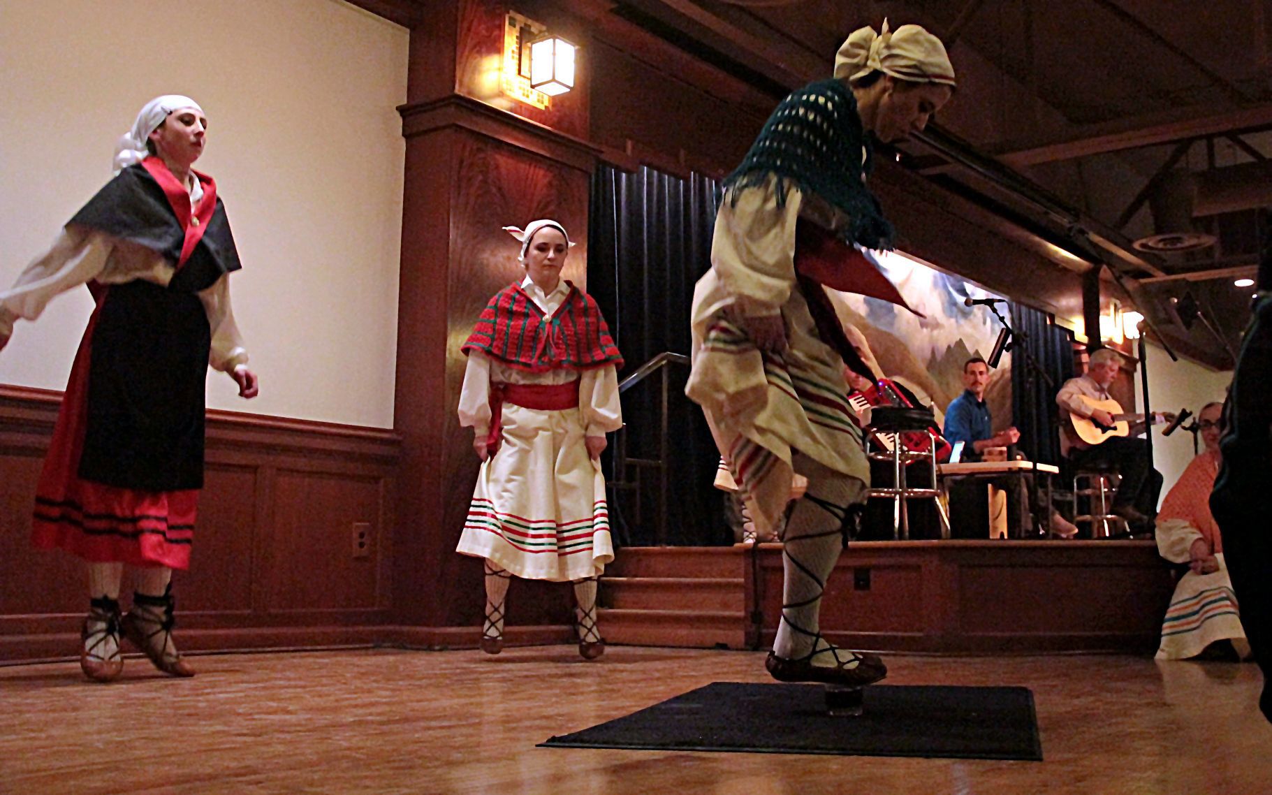 Elko Arinak Dancers wine Dance